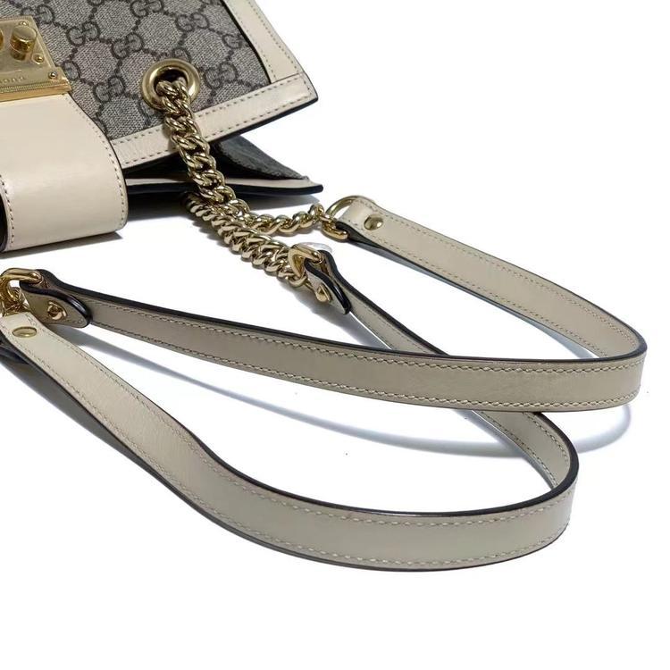 Gucci古驰 新版白色金扣Padlock小号托特链条包 新版❤️Gucci古驰 padlock系列白色 小号购物袋 ，尺寸：26*18*10cm，专柜在售17000百搭爆款 好价带走7k➕🉐️